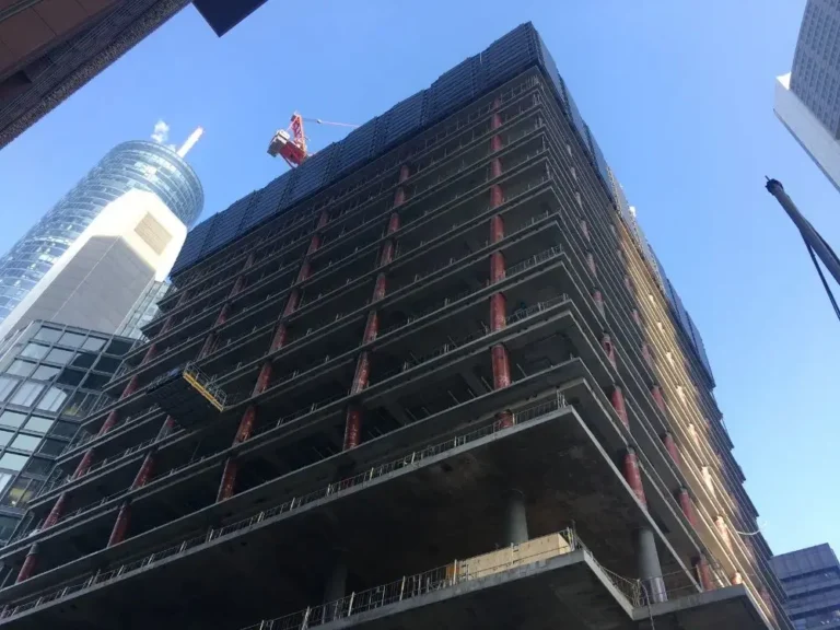 Budynek biurowy pełen stalowych konstrukcji