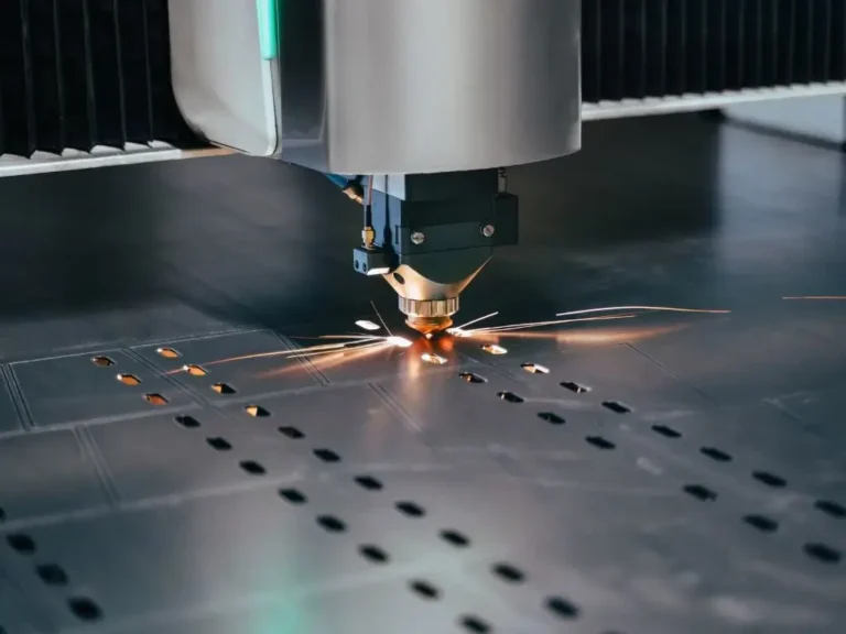 Nowoczesny laser tnący blachę